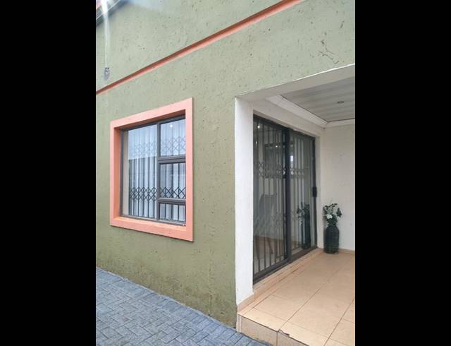 6 BEDROOM HOUSE FOR SALE IN ENNERDALE EXT 8